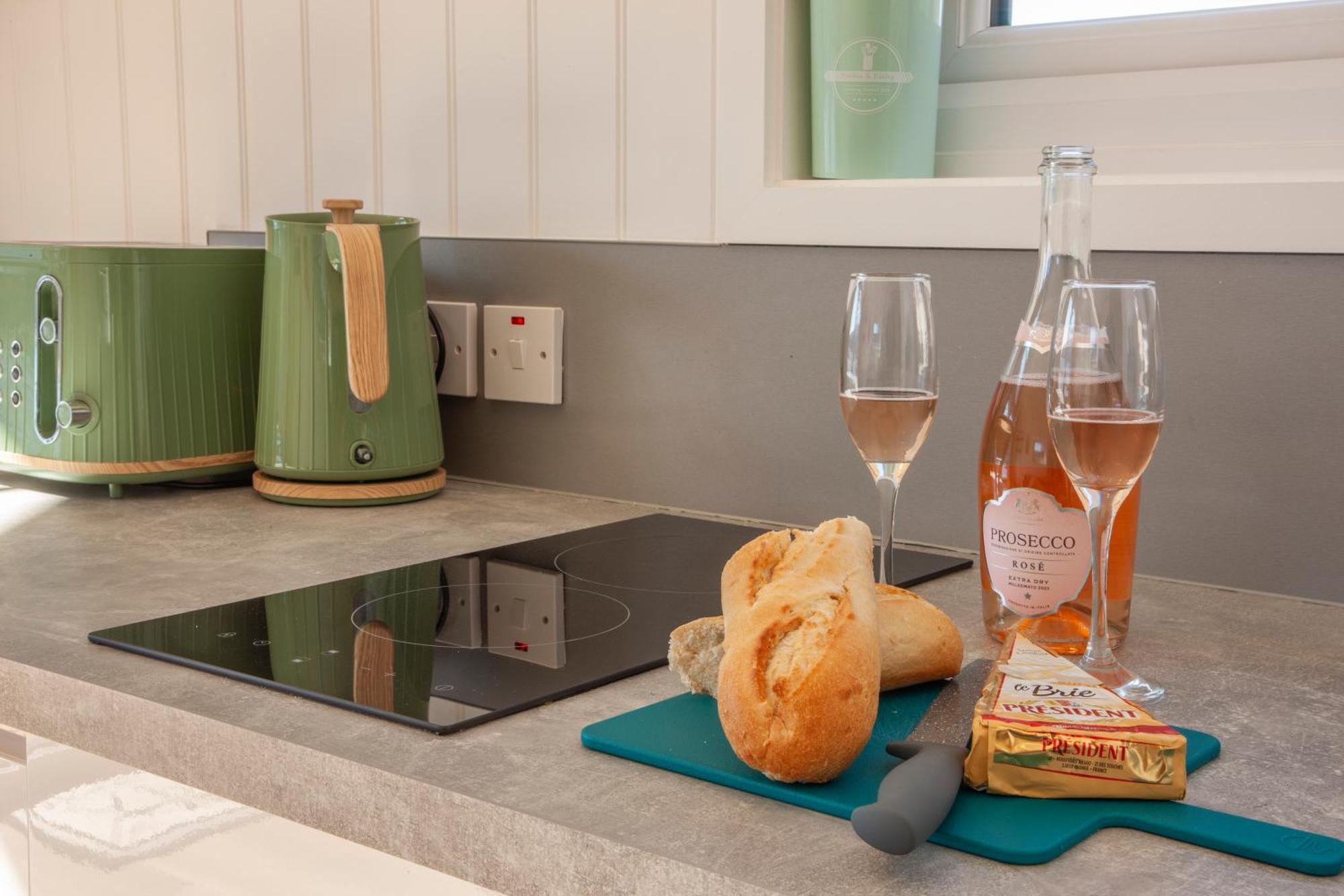Appin Holiday Homes -Caravans, Lodges, Shepherds Hut And Train Carriage Stays 외부 사진